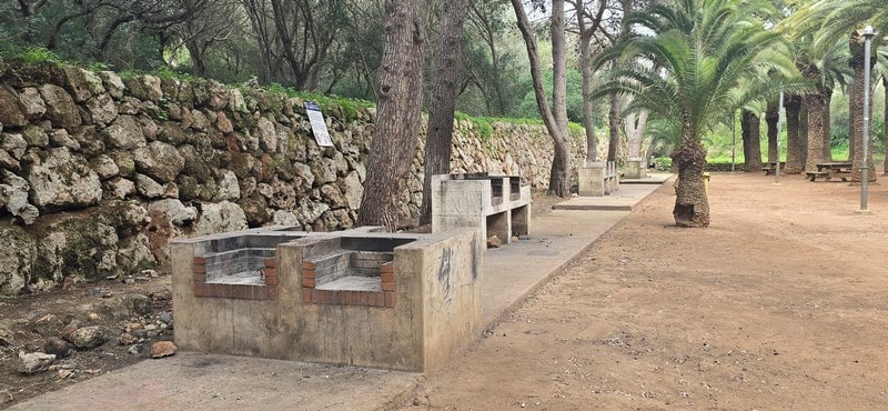 Zona de barbacoas y merendero en Cala en Blanes en Menorca