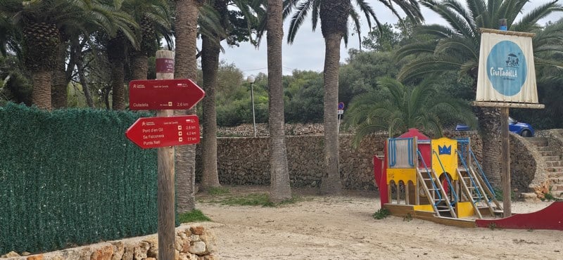 Parque infantil y señal del Camí de Cavalls en Cala en Blanes