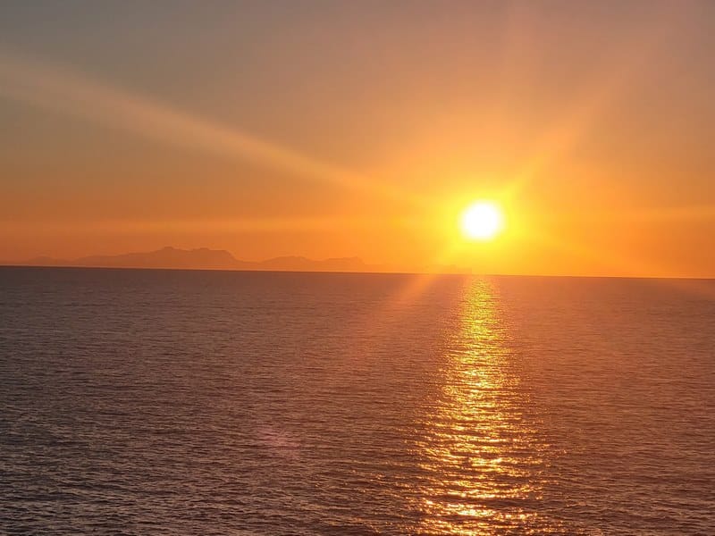 Puesta de sol con horizonte amplio desde Cala en Blanes