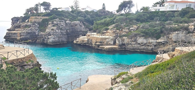 Cala en Brut con agua turquesa intensa y plataformas de roca