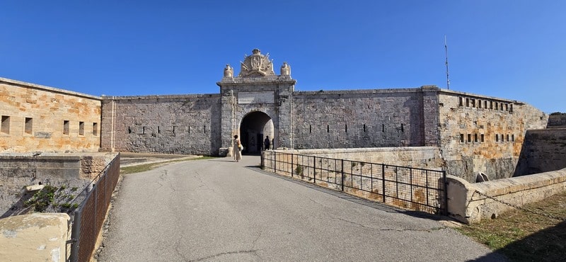 Entrada principal a la Fortaleza de La Mola en Menorca