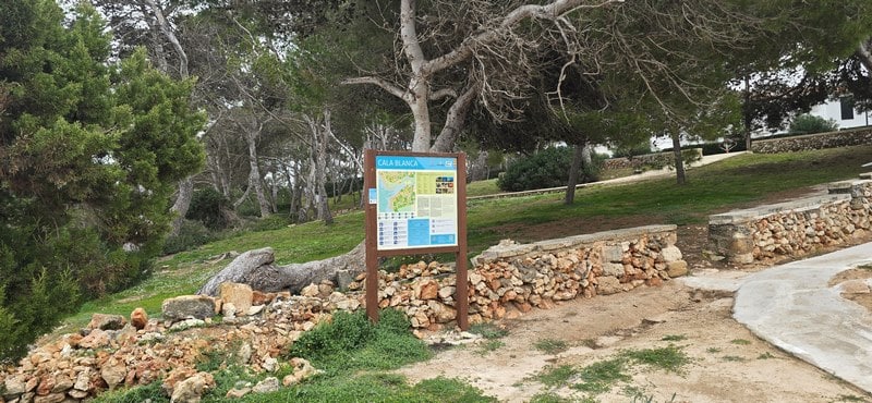 Entrada peatonal hacia la playa de Cala Blanca en Menorca