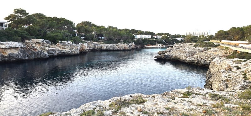Cala en Blanes tranquila en invierno con agua en calma