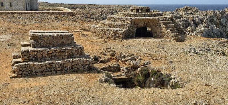 Búnkers históricos y paisaje agreste en Punta Nati, Menorca