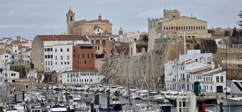 Vista general del puerto de Ciutadella con barcos y muralla