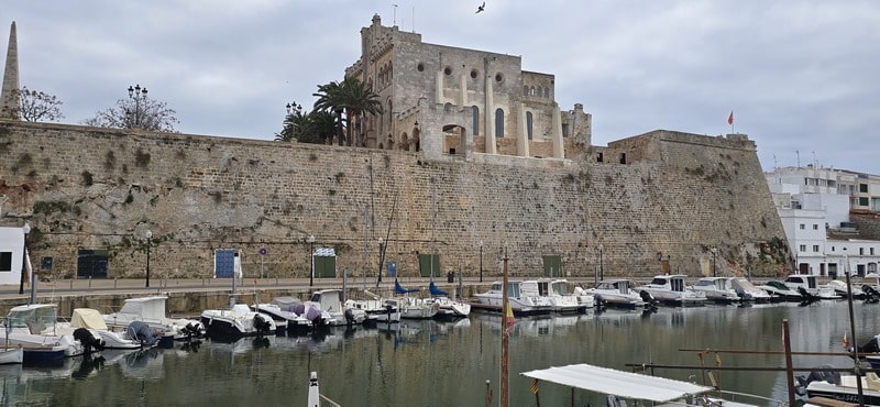 Muralla y puerto de Ciutadella de Menorca en invierno