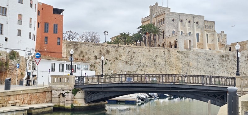 Puente sobre el puerto y casco histórico de Ciutadella