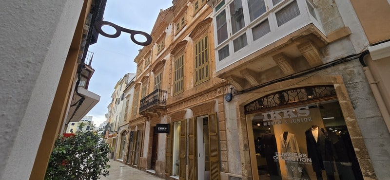 Calle comercial de Ciutadella con edificios históricos