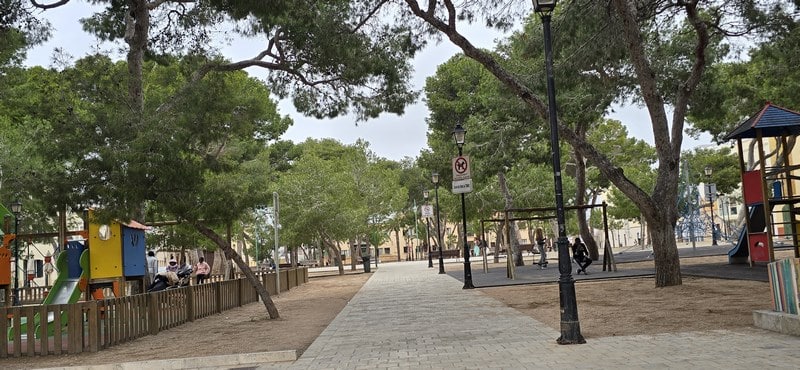 Parque infantil arbolado en Ciutadella de Menorca