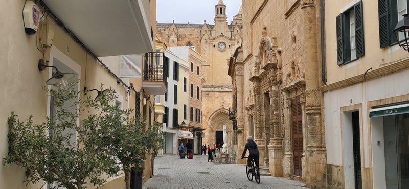 Calle del centro histórico de Ciutadella con ciclista
