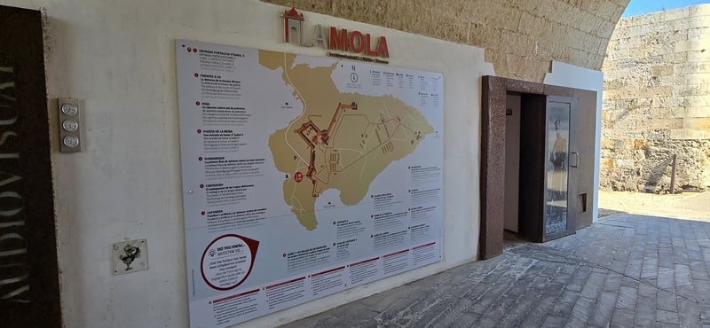 Plano y acceso a la Fortaleza de La Mola en Mahón
