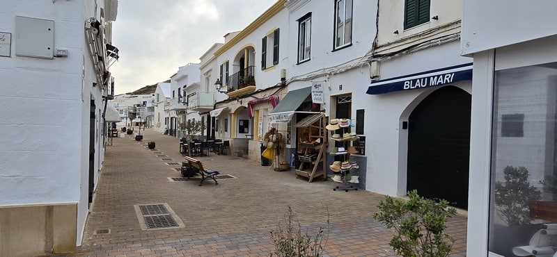 Calles tradicionales de un pueblo de Menorca en invierno