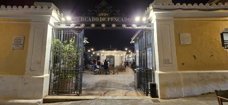 Mercado de Pescados de Ciutadella iluminado por la noche