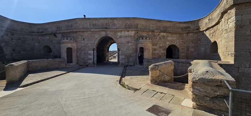 Interior de la Fortaleza de La Mola con muros de piedra