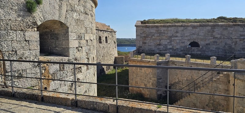 Vistas al mar desde la Fortaleza de La Mola en invierno