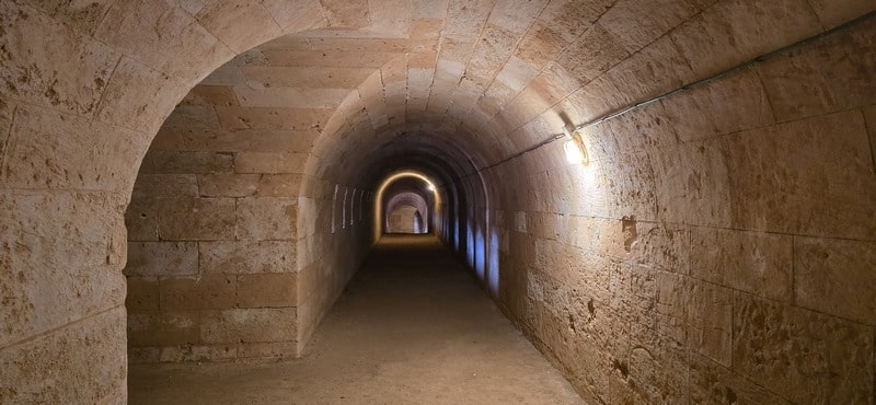 Túnel de piedra en la Fortaleza de La Mola en Menorca