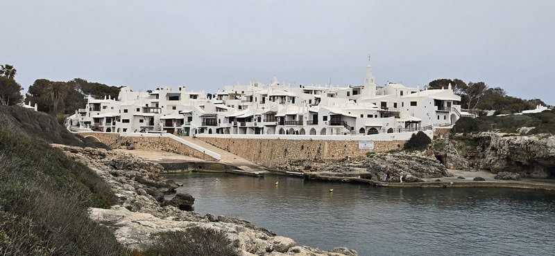 Binibeca Vell en Menorca con casas blancas frente al mar