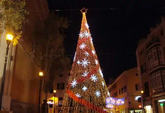 Árbol de Navidad iluminado en Ciutadella