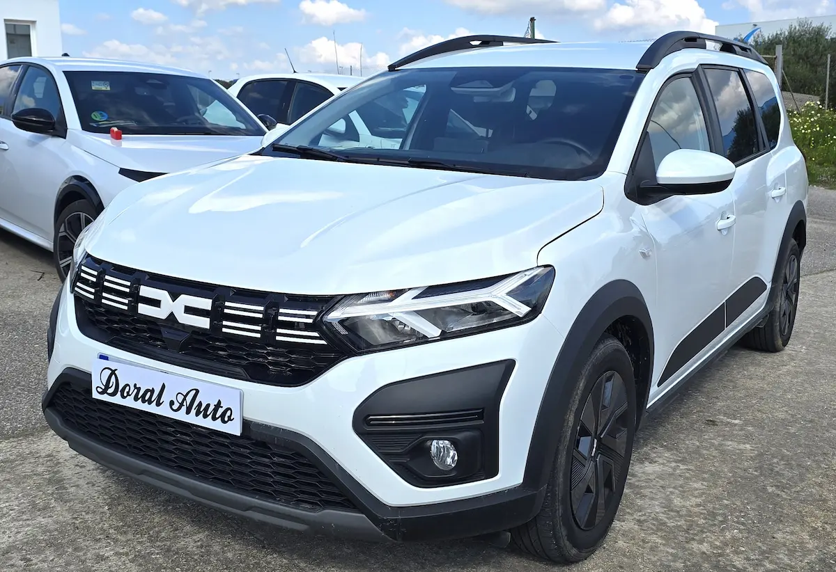 Dacia Jogger blanco de 7 plazas de alquiler en Menorca con Doral Auto