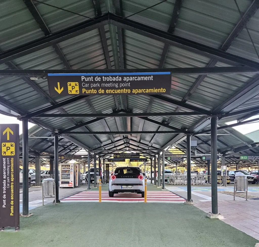 Alquiler de coche en el aeropuerto de Menorca con recogida en parking punto de encuentro